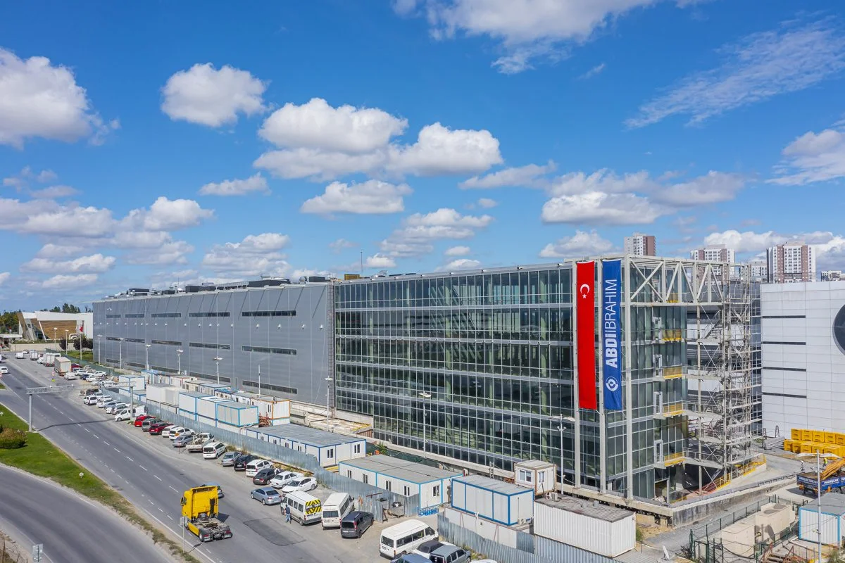 Canel arşivinde Abdi İbrahim Yeni Üretim Fabrikası dış cephesi
